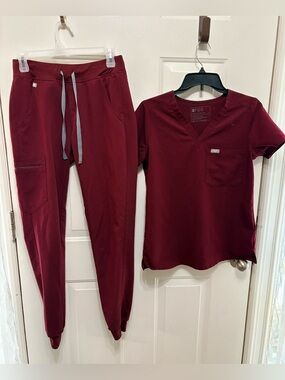 Figs  v-neck top Extra small & Zamora joggers XS Tall